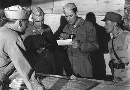 Флинн в роли капитана Нельсона («Цель — Бирма», 1945)