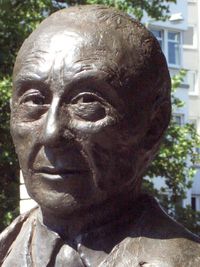 Памятник Аденауэру в Берлине (2003)