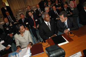 Кондолиза Райс, Генеральный секретарь ООН Кофи Аннан и премьер-министр Ливана Фуад Синьора работают над основами резолюции № 1701, призванной установить перемирие в ливано-израильском конфликте.