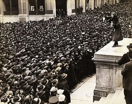 Пикфорд обращается к толпе с воззванием покупать облигации военного займа (1918)