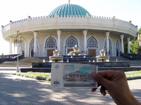 Музей Амира Тимура в Ташкенте и его изображение на купюре достоинством 1000 сум