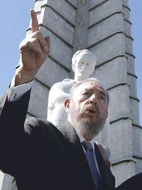 Фидель Кастро возле памятника Хосе Марти 