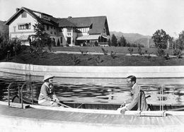 Фэрбенкс и Пикфорд в своем поместье Пикфэр в начале 20-х