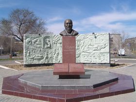Памятник Абая в городе Байконур