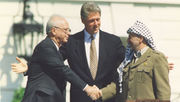 Ицхак Рабин, Билл Клинтон и Ясир Арафат в ходе мирных переговоров 13 сентября 1993