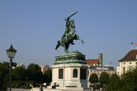 Статуя Эрцгерцога Карла ва площади Хелден-плац в Вене.