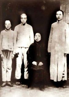 Слева направо: Мао Цзэтан, Мао Цзэмин, Вэнь Цимэй, Мао Цзэдун. В Чанша, 1919.