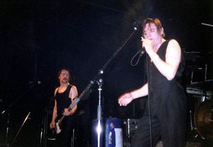 Einstürzende Neubauten на концерте (2000): Alexander Hacke (слева с бас-гитарой) и Blixa Bargeld (справа)