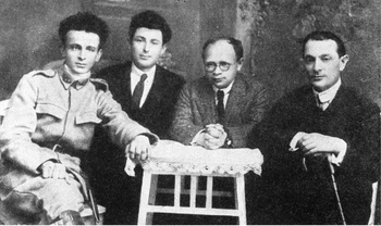 Слева направо: литераторы Ицик Мангер, Мойше Альтман, Элиэзер Штейнбарг, Янкев Штернберг