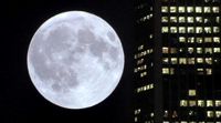 Кадр из фильма (Луна и небоскрёб)