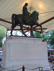 Памятник леди Годиве в центре Ковентри