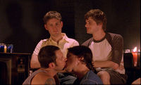 Джейми и Джеймс (целуются), Калеб и Сет