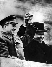 Юрий Гагарин и Никита Хрущёв приветствуют москвичей на Красной Площади 14 апреля 1961