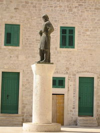  Памятник Юраю Далматинацу в Шибенике. 