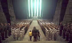 Сцена из фильма «Звёздные войны. Эпизод IV. Новая надежда», повторяющая «Триумф воли» не только видом, но и музыкой