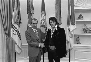 Пресли и президент США Ричард Никсон в Белом Доме (декабрь 1970 г.)