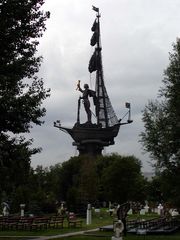 96-метровая статуя Петра I работы Церетели на берегу Москва-реки — одна из высочайших в мире.