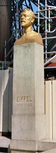 Памятник Густаву Эйфелю в основании Эйфелевой башни