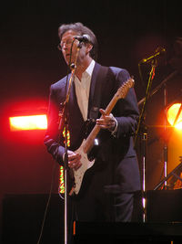 Эрик Клэптон на концерте на стадионе Millennium в Кардиффе (2005).