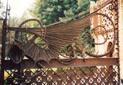 Ворота-дракон в павильонах виллы Гуэль (1887)