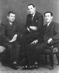 Слева направо: писатели Мойше Альтман, Янкев Штернберг и Шлоймэ Бикль