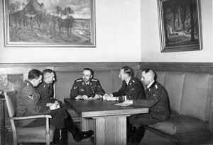 На совещании у Гиммлера (в центре). Ноябрь 1939.Гейдрих сидит по левую руку от Гиммлера