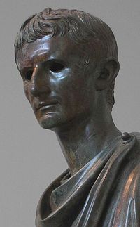 Римский император Октавиан Август (бронзовая статуя в археологическом музее, Афины)