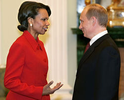 Госсекретарь США Кондолиза Райс и Президент России Владимир Путин на встрече в Москве в апреле 2005 года.
