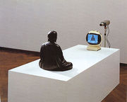 Нам Джун Пайк, «ТВ-Будда» (1974).