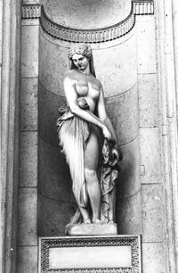 Статуя Кампаспы французского скульптора XIX в. А. Оттина. Лувр, Франция.