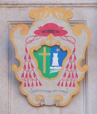 Герб кардинала Дарио Кастрильон Ойоса на его титульной церкви в Риме