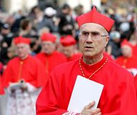 кардинал Бертоне на Конклаве 2005