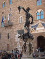 Персей, wide back left view, with the Palazzo Vecchio и копией Давида работы Микеланджело на заднем плане