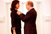 Анна Нетребко и Владимир Путин на церемонии вручения Государственной премии Российской Федерации. 12 июня 2005 года.