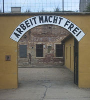 Ворота лагеря Терезиенштадт со стандартной надписью «Труд освобождает»