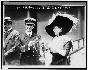 Маргарет Браун вручает капитану Артуру Рострону кубок любви от имени оставшихся в живых пассажиров «Титаника»