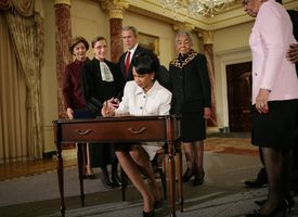 Государственный секретарь Кондолиза Райс на подписании официальных документов после принятия присяги в государственном департаменте. Слева Лора Буш, судья Рут Бедер Гинзбург, Джордж Буш и член семьи Райс.
