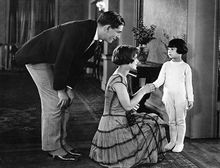 В роли Элис Мэйтон (с Эдвардом Эвереттом Хортоном и Бэби Пегги, «Дети Хелен», 1924)