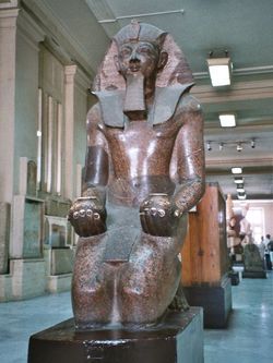 Гранитная статуя фараона Тутмоса III