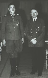 Отто Скорцени и Адольф Гитлер
