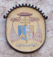  Герб кардинала Бернарда Фрэнсиса Лоу на его титульной церкви Святой Сюзанны