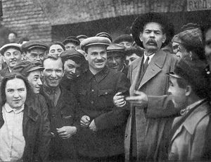 И. А. Лихачев и А. М. Горький среди рабочих московского автозавода. 1928 г.