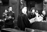 Евгений Халдей возле Германа Геринга на Нюрнбергском процессе