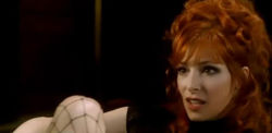Кадр из клипа «Q.I.»