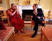 Встреча Джорджа Буша мл. с Далай-ламой XIV в 2001 г.