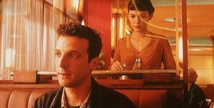 Амели и Нино в кафе «Две мельницы», кадр из фильма.