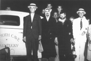 Н. Клейтман (в центре справа) с ассистентом Б. Ричардсоном (в капюшоне) после экспериментальной самоизоляции в Маммонтовой пещере. 6 июля 1938 г.