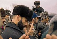 Шамиль Басаев во время молитвы на митинге