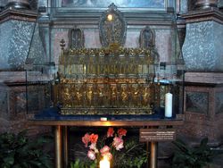 Рака с черепами Святых Космы и Дамиана в Церкви св. Михаила в Мюнхене