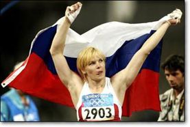 Ольга Кузенкова с флагом России.